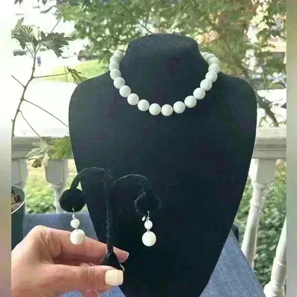 Jewelry - 🏖️ Summer Jewelry SALE!! White beaded necklace and earring set.